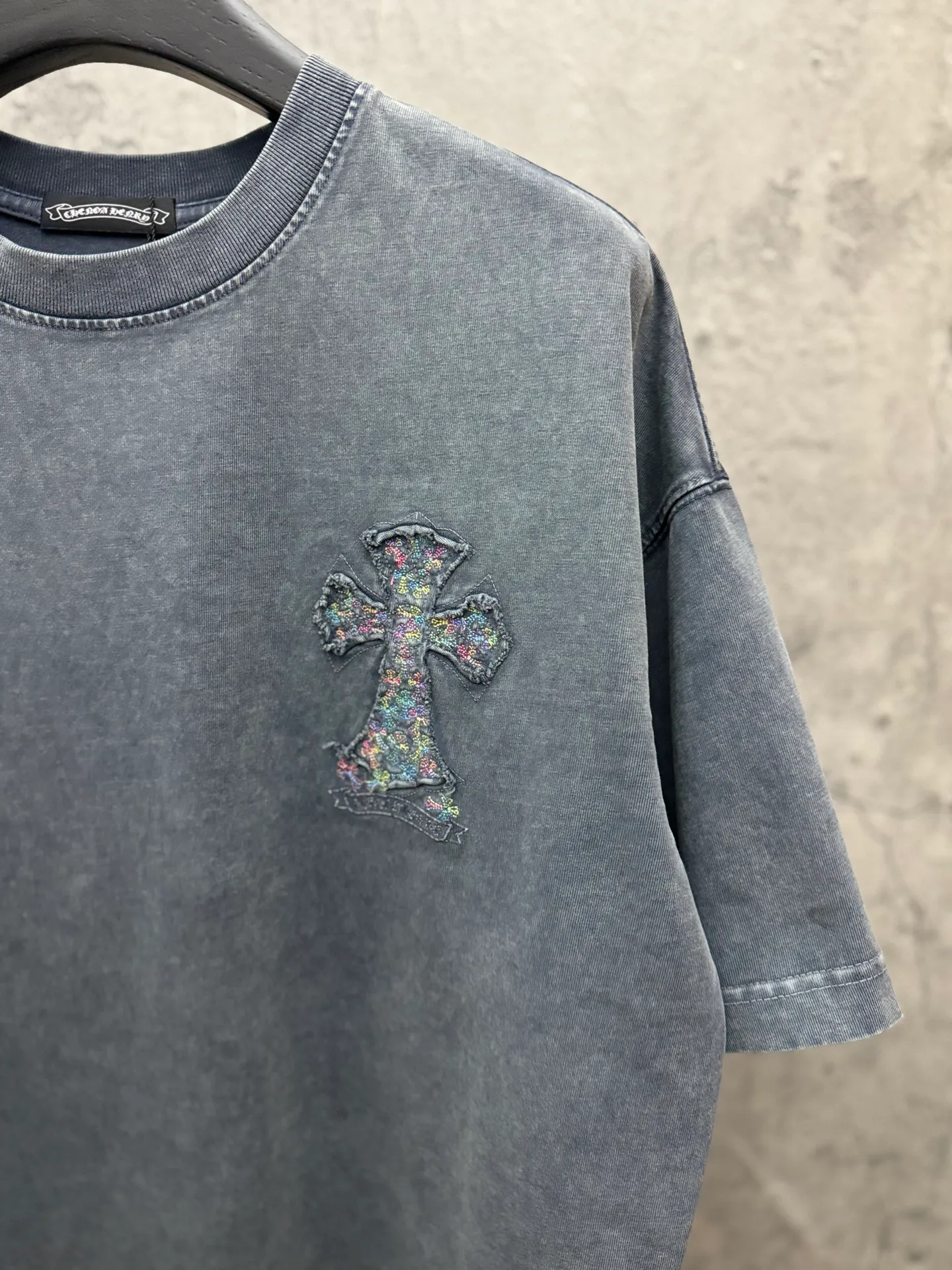 P230 top version, real shot without P, ​​different from market currency) 𝗖𝗵𝗿𝗼𝗺𝗲 𝗛𝗲𝗮𝗿𝘁𝘀/Croxin 2026 spring new original single counter American washed patch embroidered couple short sleeves 👑The highest version! Customized fabric 320 grams, washed and fried. Best-selling model at the counter. Very comfortable to wear. Accessories: Original molded and authenticated collar label➕100% silk wash label. Genuine purchase-grade original hangtag➕matching hanging rope➕3D hanging beads➕original packaging bag. Craftsmanship: The original version has consistent wiring! The highest version of the armhole matching technique! Color: Gray Black Size: S M L XL Style No.: 6619